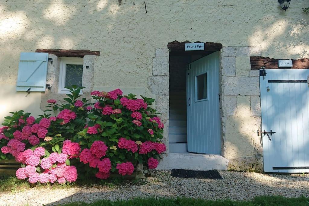 Entire Apartment With Swimming Pool Near Aubeterre Saint-Romain  Exteriér fotografie