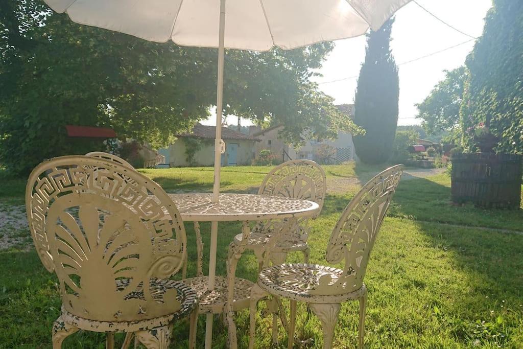 Entire Apartment With Swimming Pool Near Aubeterre Saint-Romain  Exteriér fotografie