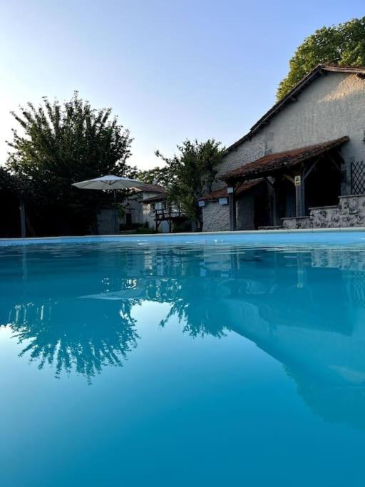 Entire Apartment With Swimming Pool Near Aubeterre Saint-Romain  Exteriér fotografie