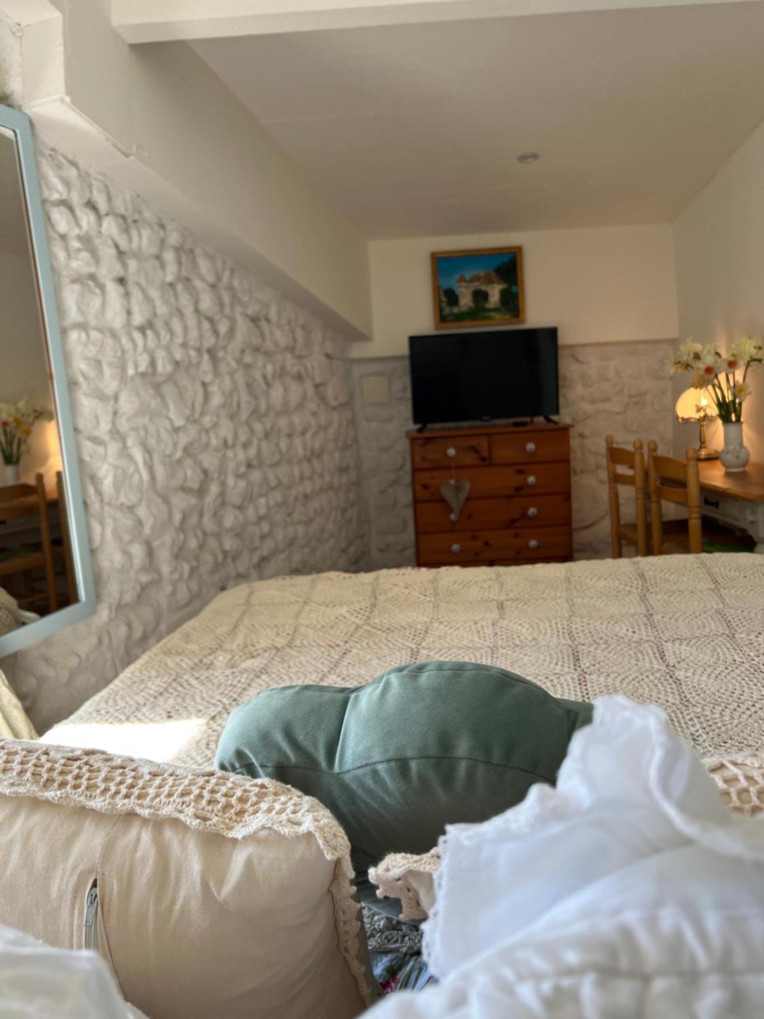 Entire Apartment With Swimming Pool Near Aubeterre Saint-Romain  Exteriér fotografie