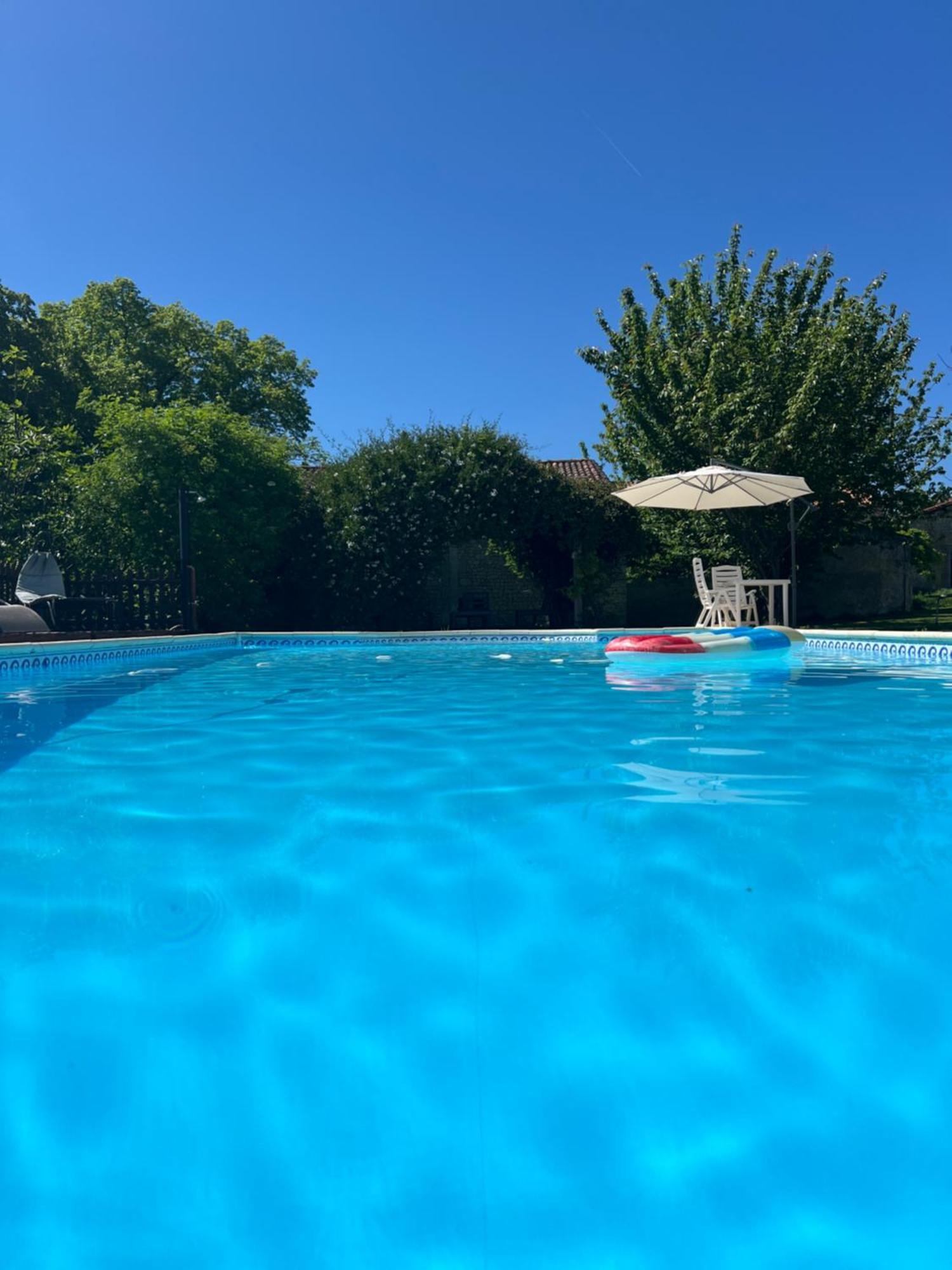 Entire Apartment With Swimming Pool Near Aubeterre Saint-Romain  Exteriér fotografie