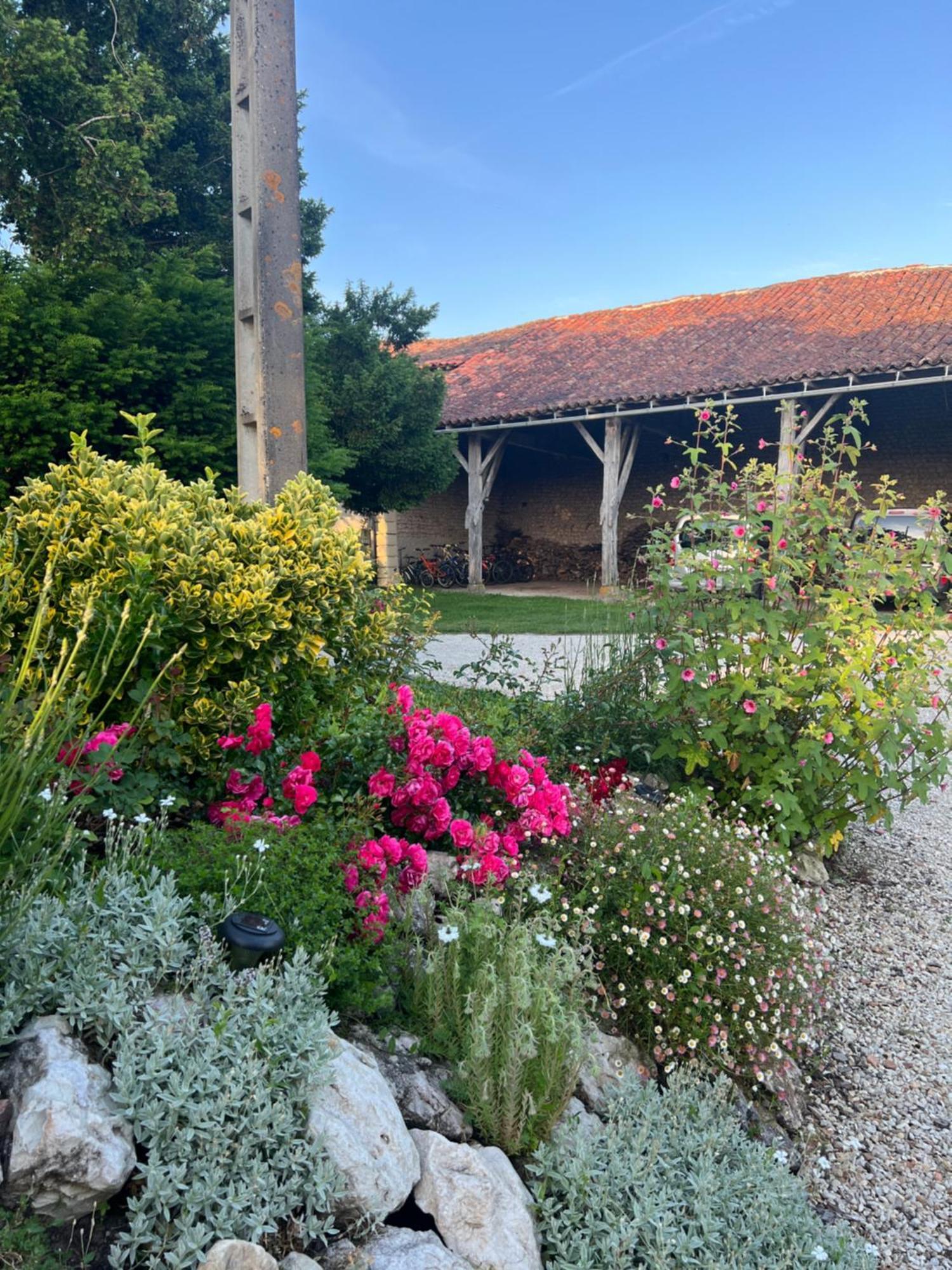 Entire Apartment With Swimming Pool Near Aubeterre Saint-Romain  Exteriér fotografie